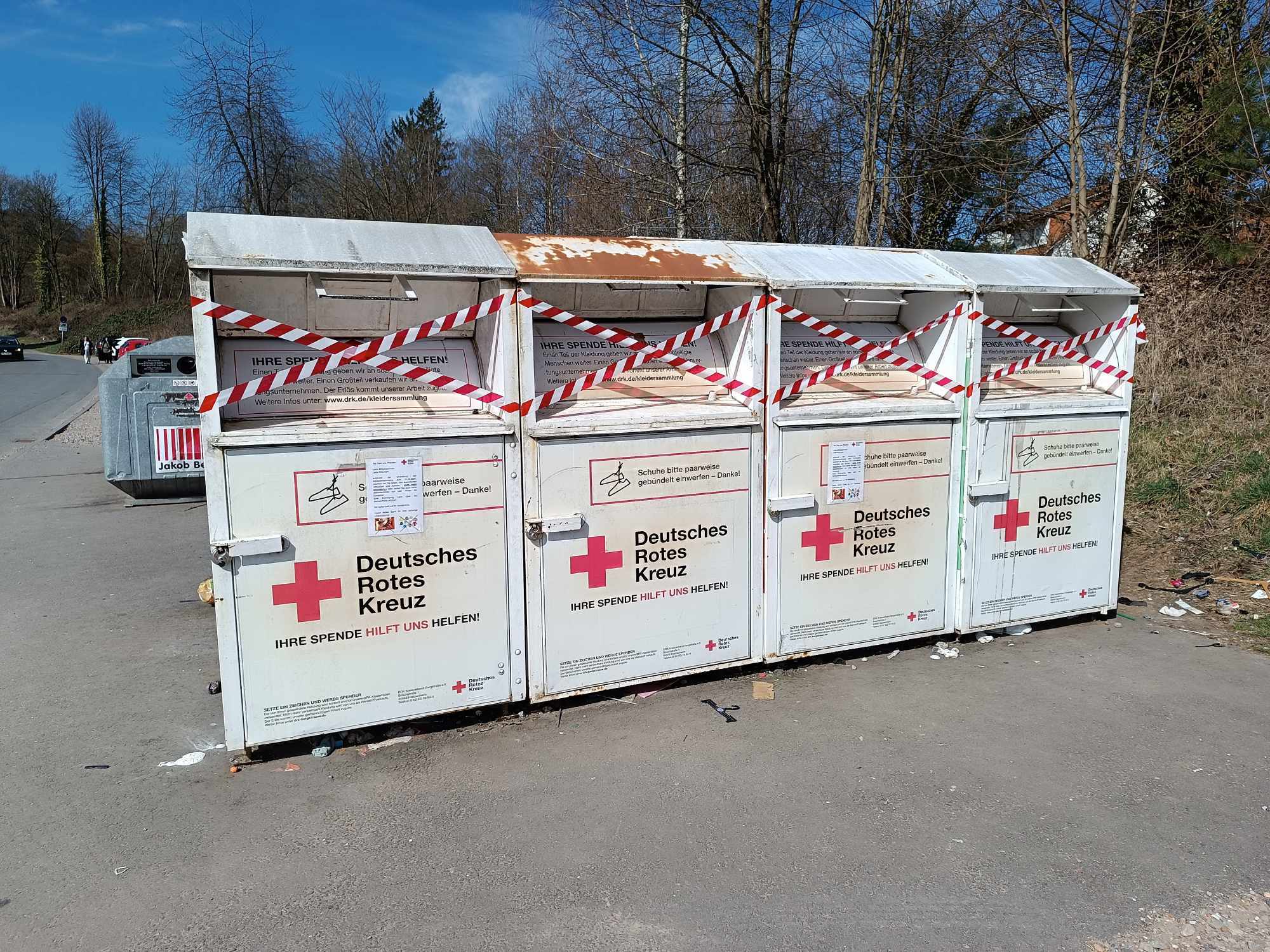 Container am Parkplatz